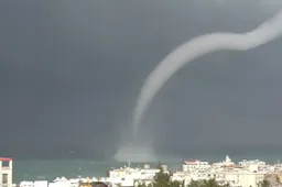 Enorme waterhoos komt hallo zeggen op Cyprus