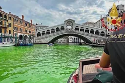 Dit is de reden dat het Grand Canal in Venetië knalgroen werd