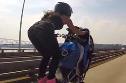 Deze chick maakt de meest gruwelijke wheelies met haar Kawasaki Ninja op de snelweg