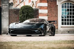 De Aston Martin Vulcan brult er gretig op los