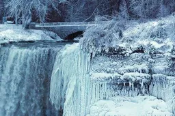 Bevroren Niagara Falls zorgen voor waanzinnige beelden