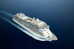 Bizarre cruise Seven Seas Grandeur gedoopt en heeft opvallende gast aan boord