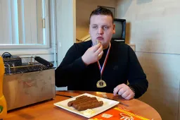 18-jarige Ton uit Dordrecht wint WK frikadellen eten