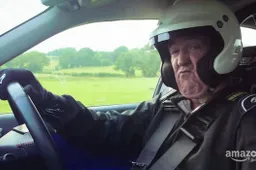 Jeremy Clarkson drift er op los in eigen ‘Farmkhana’