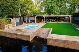 Airbnb’s most special: vakantieverblijf met zwembad op een privé-eiland bij de Loosdrechtse plassen