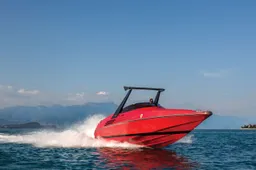 Zeldzame Riva Ferrari 32 power boot uit ’90 staat te koop