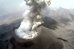 Sicke drone beelden leggen krater vast tijdens een vulkaanuitbarsting in Peru