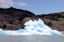 IJsberg in Argentinië laat zijn helderblauwe onderkant zien