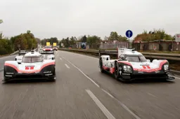 Twee Porsche 919 Hybrid’s scheuren over de openbare weg tussen het normale verkeer