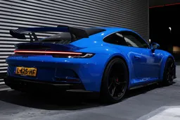 Porsche 911 GT3 is volbloed raceauto die toevallig kentekenplaten heeft