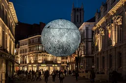 Deze epische replica van de maan komt naar Nederland