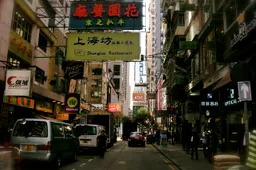 In Hongkong leven tienduizenden mensen in kooien tussen de insecten