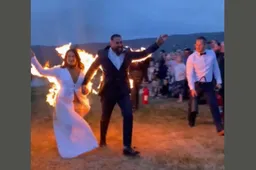 Stuntkoppel uit Amerika stapt brandend het huwelijksbootje in