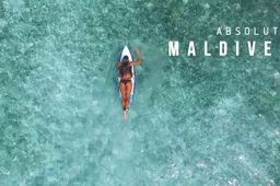 Surfende meisjes op de Malediven is de ultieme zomervideo