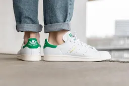 7 witte sneakers waarmee jij elke outfit rockt