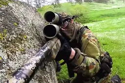 Airsoft sniper ownt in zijn uppie een kamp vol opponenten