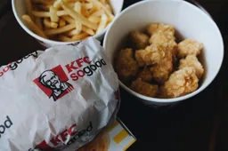 KFC verkoopt zakken met gefrituurde kippenvellen in Indonesië
