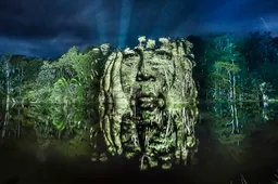 Creatieve kunstenaar projecteert gezichten van stamleden op de natuur