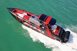 Als een koning op het water met deze speedboot van Mercedes-AMG