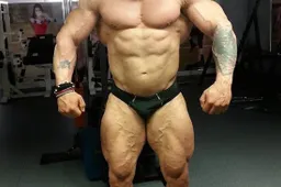 Bodybuilder gaat door het lint en slaat jurylid naar de grond
