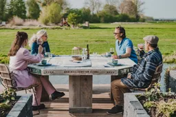 Veilig met je maten een borrel doen door deze 'Anderhalve Tafel'