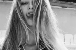 Ontmoet hottie Annelise Temple die zichzelf van een klif afgooit, naakt