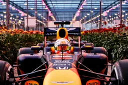 Max Verstappen en Alexander Albon toeren in kick-ass video met F1-bolides door Nederland