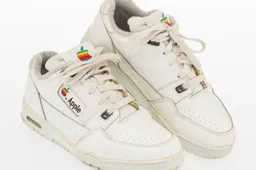 Apple sneakers uit begin jaren '90 vliegen voor een flink bedrag de deur uit op een veiling