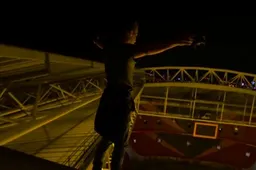 Gasten beklimmen de Amsterdam ArenA zonder zekering