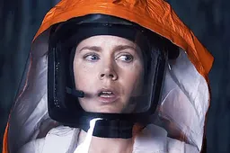 Arrival belooft spannende sci-fi met dreigende oorlog tussen mensen en aliëns