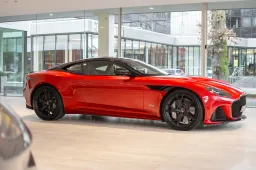 De dikke Aston Martin DBS Superleggera van Max Verstappen staat te koop