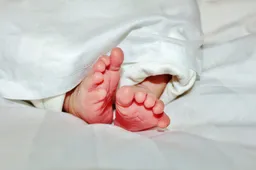 Arts onthoofdt baby tijdens bevalling, vrouw stapt naar de rechter