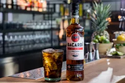 Met de nieuwe BACARDÍ Spiced krijgt je zomer weer wat pit