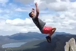 Dude zonder angst doet backflip op de rand van een afgrond