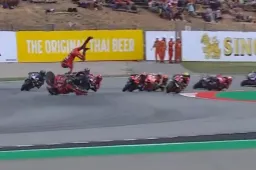 MotoGP-wereldkampioen Francesco Bagnaia maakt horrorcrash mee bij GP van Catalonië