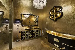 Neem een kijkje in deze met goud bedekte badkamer
