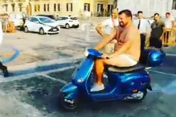 Balotelli biedt barman 2000 euro om scooter het water in te rijden en zit nu in de problemen
