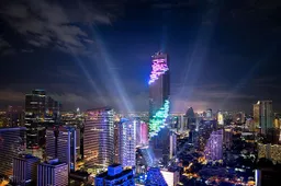 Wolkenkrabber in Thailand lijkt op mislukt spelletje Tetris