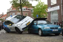 Utrechtse lesauto vliegt uit de bocht en landt op geparkeerde auto