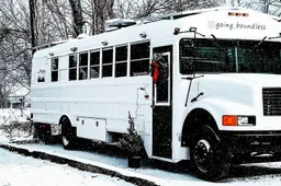 Stel tovert schoolbus om tot ultieme droomcamper en reist ermee door de VS