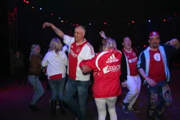 Ajax verdeelt kampioensschaal onder 42.000 seizoenkaarthouders op unieke wijze