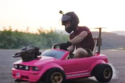 Gast crost in zieke Barbie Mustang en rijdt zichzelf bijna van een afgrond