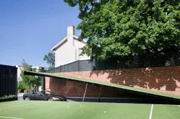 Guy bouwt awesome Batmangarage onder zijn villa