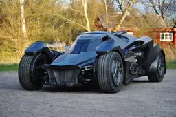 Deze echte Batmobiel is een prachtig racemonster