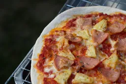 Man deelt bizarre manier om een pizza op te warmen, mensen zijn vooral bezorgd om het beleg