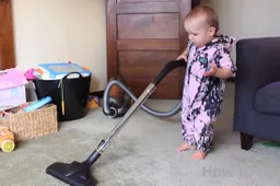 Schoonmaken is met hulp van je baby nog nooit zo makkelijk geweest