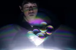 Taiwanese dude doet de ziekste tricks met zeepbellen