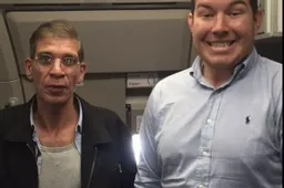 Kerel wil stoer doen voor zijn vrienden en gaat op de foto met vliegtuigkaper