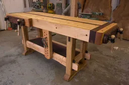 Samurai Carpenter maakt een meesterlijk mooie houten werkbank