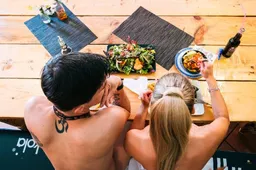 In dit Berlijnse restaurant kun je gratis eten en drinken als je naakt aan tafel zit